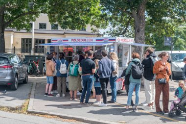 Kopenhag, Danimarka - 26 Temmuz 2022: Steff Houlberg, geleneksel Danimarka sosisli standı.