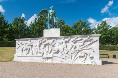 Kopenhag, Danimarka - 26 Temmuz 2022: Langelinie 'deki Deniz Anıtı (Sofartsmonumentet). I. Dünya Savaşı sırasında hayatını kaybeden Danimarkalı denizcilerin anısına Kopenhag 'daki deniz anma töreni.