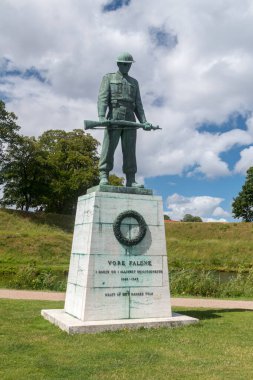 Kopenhag, Danimarka - 26 Temmuz 2022: Vore faldne (Türkçe: Şehit olduk), Sven Linhart 'ın 6 metrelik bronz anıtı..