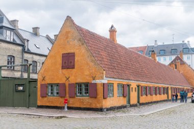 Kopenhag, Danimarka - 26 Temmuz 2022: Nyboder bölgesindeki geleneksel Danimarka evi.