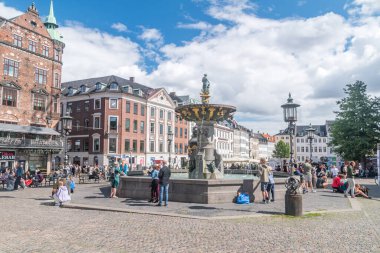 Kopenhag, Danimarka - 26 Temmuz 2022: Statius Otto 'nun Caritas çeşmesi. Kopenhag 'daki en eski çeşme..