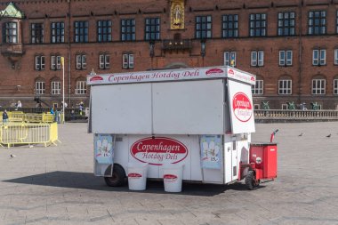 Kopenhag, Danimarka - 26 Temmuz 2022: Kopenhag Hotdog Deli standı.