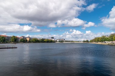 Kopenhag, Danimarka - 26 Temmuz 2022: Göller üzerindeki hava manzarası (Danca: Soerne). Kopenhag Şehir Merkezi 'nin batı kıyısında kıvrılan göller..