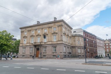 Kopenhag, Danimarka - 26 Temmuz 2022: Danimarka Kraliyet Bilim ve Edebiyat Akademisi. Danimarka Bilim Akademisi. H.C. Andersens Bulvarı 'ndaki bina..