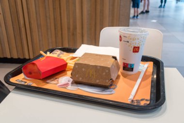 Kopenhag, Danimarka - 26 Temmuz 2022: GrovFeast burger, patates kızartması ve Coca-Cola ile McDonald GrovFeast yemeği.