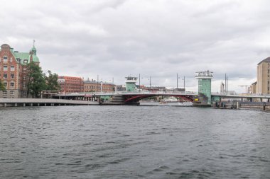 Kopenhag, Danimarka - 26 Temmuz 2022: Knippels Köprüsü (Knippelsbro) iç liman kanalı üzerinde.