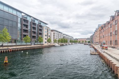 Kopenhag, Danimarka - 26 Temmuz 2022: Kopenhag şehir merkezindeki binalar arasındaki kanal.