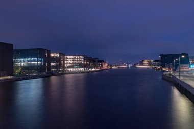 Kopenhag, Danimarka - 27 Temmuz 2022: Geceleri Kopenhag 'daki Liman Kanalı.