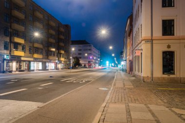 Kopenhag, Danimarka - 27 Temmuz 2022 Kopenhag 'daki Christianshavn' da gece görüşü.