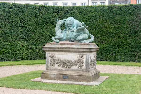 丹麦哥本哈根 2022年7月26日 狮子和马 Loven Hesten 雕塑在国王花园 — 图库照片