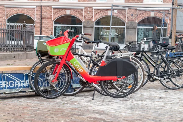 コペンハーゲン デンマーク 2022年7月26日 赤い電気自転車は石灰に属する — ストック写真