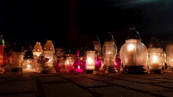 꽃봉오리가 무덤에 촛불을 바라본다 — 비디오