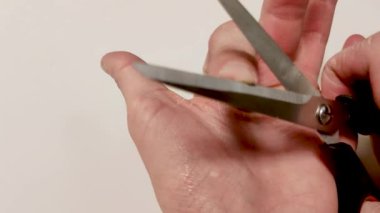 Tırnaklarını makasla kes..