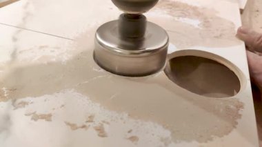 Foraminifera ile seramik fayansta delme deliği.