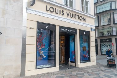 Kopenhag, Danimarka - 26 Temmuz 2022: Fransız lüks moda evi Louis Vuitton 'ın cephesi.