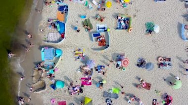 Stegna, Polonya - 28 Ağustos 2022: Stegna 'da kalabalık bir plajda tepeden aşağı manzara. İnsanlar yazın Baltık Denizi 'nde güneşlenir ve yüzerler..