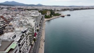 Selanik, Yunanistan - 28 Eylül 2022: Selanik 'teki beyaz kuleye kıyı şeridi boyunca uç.