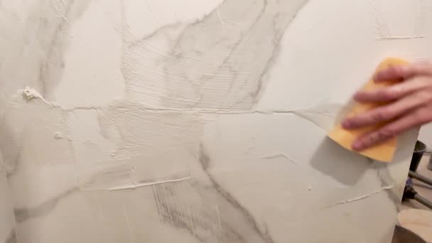 Καθαρίστε Φρέσκο Αρμόστοκο Από Κεραμικά Πλακίδια Σφουγγάρι — Αρχείο Βίντεο