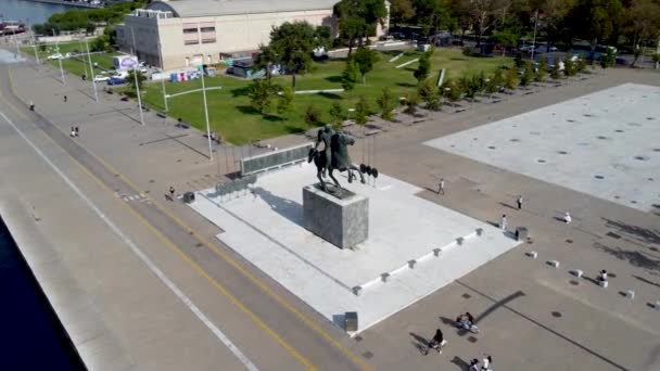テッサロニキ ギリシャ 9月29 2022 マケドニアのアレクサンダー3世の記念碑の周りを飛ぶ マケドニアのアレキサンダー3世の乗馬像 マケドニアの古代ギリシャ王国の王 — ストック動画
