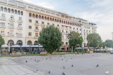 Selanik, Yunanistan - 29 Eylül 2022: Sabah Aristo Meydanı, Selanik 'in ana şehir meydanı.