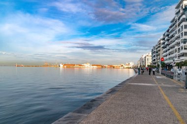 Selanik, Yunanistan - 29 Eylül 2022: Selanik 'in merkezinde deniz kıyısında gezinti.