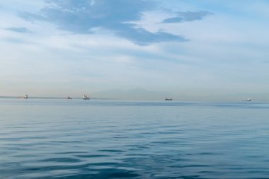 Yunanistan 'ın Selanik kentinde gemilerle Ege Denizi manzarası.