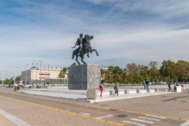 Selanik, Yunanistan - 29 Eylül 2022: Macedon 'lu Alexander III' ün binicilik heykeli, antik Yunan krallığı Macedon 'un deniz kenarındaki kralı.