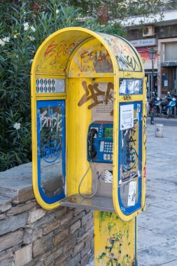 Selanik, Yunanistan - 29 Eylül 2022: Yunanistan 'da boşa giden telefon kulübesi.