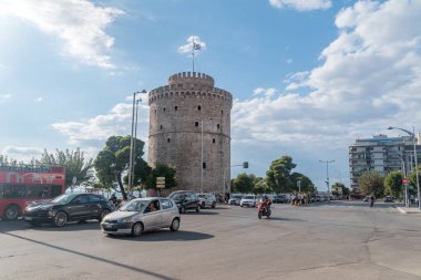 Selanik, Yunanistan - 29 Eylül 2022: Arka planda Selanik 'in Beyaz Kulesi ile trafik.