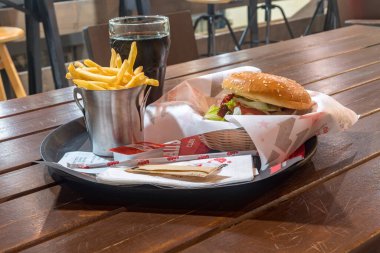 Selanik, Yunanistan - 29 Eylül 2022: Texas BBQ Extreme burger, patates kızartması, Goody 's Burger House, Yunanistan' ın en büyük fast food şirketi..