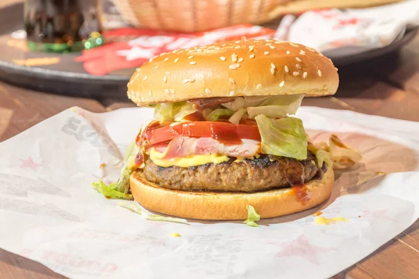 Selanik, Yunanistan - 29 Eylül 2022: Yunanistan 'ın en büyük fast food şirketi Goody' s Burger House 'dan Texas BBQ Extreme burger.