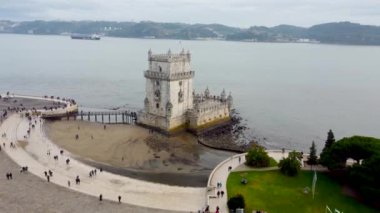 Lizbon, Portekiz - 4 Aralık 2022: Tagus Nehri 'ndeki Torre de Belem (Saint Vincent Kulesi) hava manzarası.