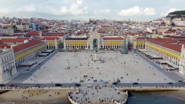 ポルトガルのリスボン 2022年12月5日 商業広場 Praca Comercio とバイシャ地区のRua Augusta Archの空中パノラマビュー — ストック動画