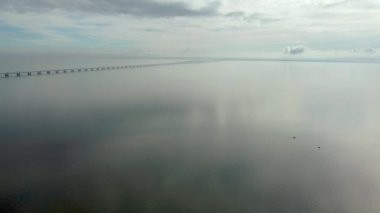 Lizbon, Portekiz 'deki Tagus nehri üzerindeki Vasco da Gama Köprüsü' nün hava manzarası. Avrupa 'nın en uzun ikinci köprüsü.