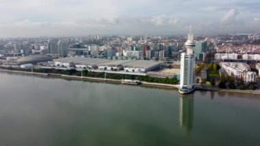 Lizbon, Portekiz - 6 Aralık 2022: Tagus nehir kıyısında Vasco da Gama Kulesi ile hava manzarası.