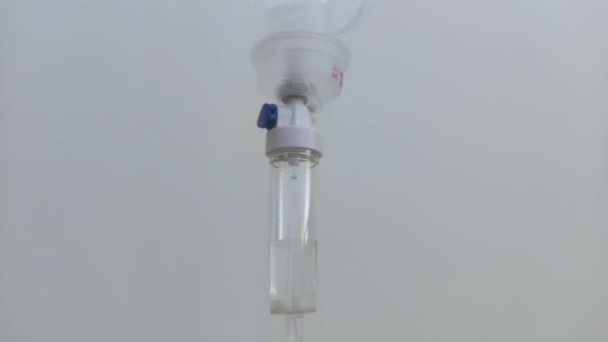 Close Saline Solution Drip Patient Intravenous Therapy — Vídeos de Stock