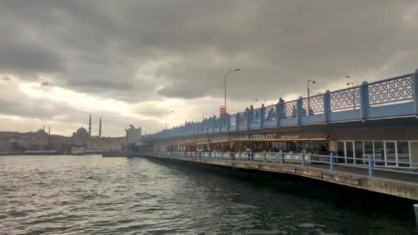 Stanbul Türkiye Aralık 2022 Sabah Balıkçılarla Galata Köprüsü — Stok video