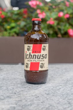 Bergamo, İtalya - 30 Eylül 2022: Ichnusa Non Filtrata birası.