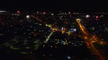 Pruszcz Gdanski, Polonya - 31 Aralık 2022: Yeni yıl arifesinde havadan havai fişek gösterimi.