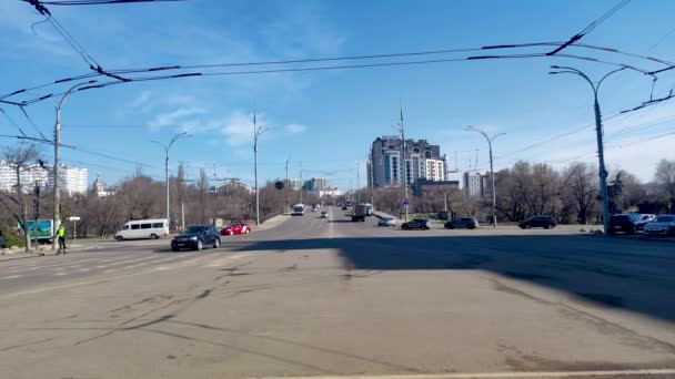 Chisinau Moldavia Marzo 2023 Tráfico Grigore Vieru Boulevard Una Las — Vídeos de Stock