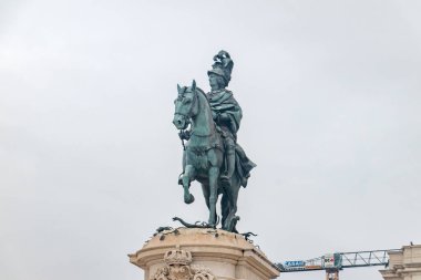 Lizbon, Portekiz - 3 Aralık 2022: Machado de Castro 'nun I. Jose Heykeli (1775). Atının üstündeki kral sembolik olarak yolundaki yılanları eziyor..