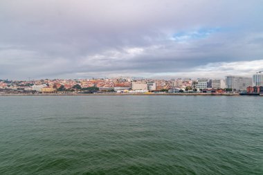 Lizbon, Portekiz - 4 Aralık 2022: Bulutlu bir günde Lizbon 'da panoramik manzara. Tagus Nehri 'nden Görünüm.