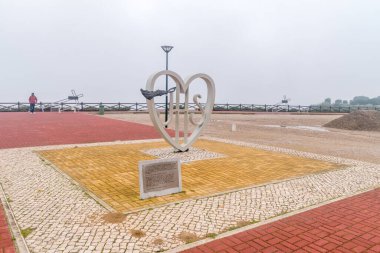 Almada, Portekiz - 4 Aralık 2022: Kral İsa 'nın Sığınağı' nda JHS işareti.