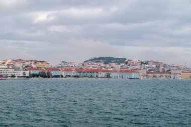 Tagus nehri üzerindeki Lizbon şehrinde panoramik. Portekizin başkenti.