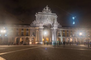 Lizbon, Portekiz - 4 Aralık 2022: Rua Augusta Kemeri (Portekizce: Arco da Rua Augusta). Praca do Comercio 'dan görülen kemer..