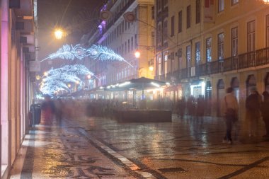 Lizbon, Portekiz - 4 Aralık 2022: Geceleri kalabalık R. Augusta Caddesi 'nin uzun pozlu fotoğrafı.