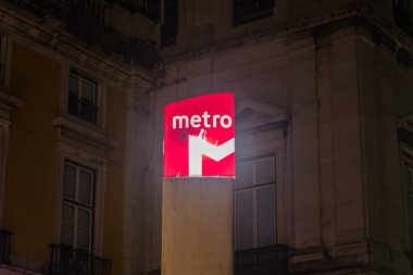 Lizbon, Portekiz - 4 Aralık 2022: Lizbon metrosunun gece logosu.