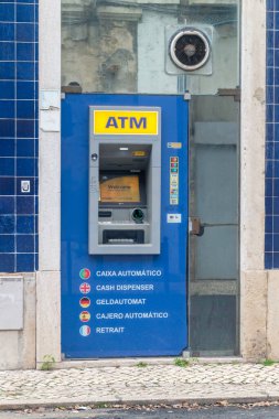 Lizbon, Portekiz - 5 Aralık 2022: Euronet ATM, Cash dispenser.