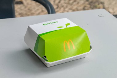 Lizbon, Portekiz - 5 Aralık 2022: McDonald 's McPlant Burger Kutusu.
