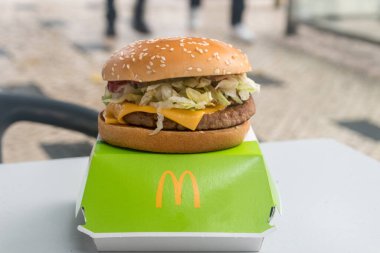 Lizbon, Portekiz - 5 Aralık 2022 McDonald 's McPlant Burger.